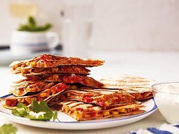 Quesadilla s kuřecím masem a koriandrovou smetanou