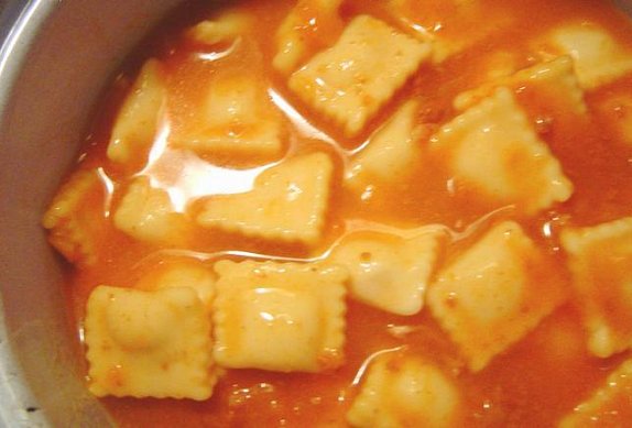 Ravioli se šunkou, olivami a sýrem