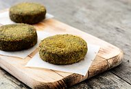 Burger s kukuřičnohráškovým karbanátkem
